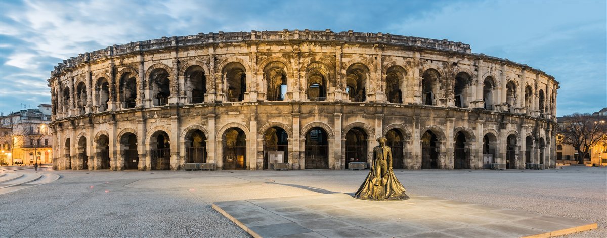 Les Ar&egrave;nes de N&icirc;mes - amphith&eacute;&acirc;tre romain, c&oelig;ur de la ville