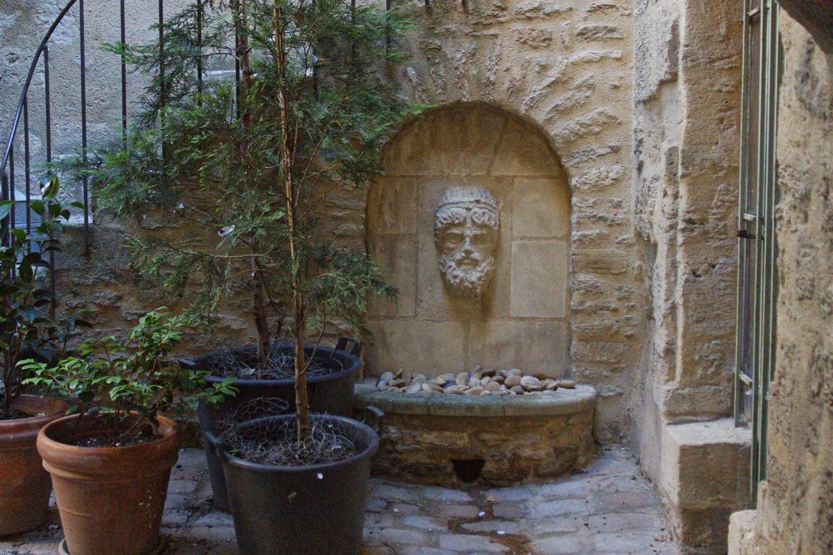 Cour int&eacute;rieure m&eacute;di&eacute;vale &agrave; Uz&egrave;s - architecture proven&ccedil;ale